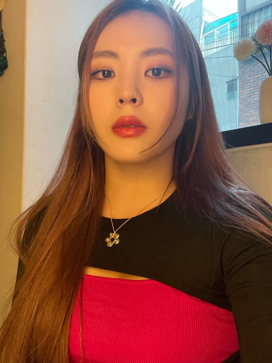_rosygirl's tweet photo. 머리부터 발끝까지, https://t.co/NctyLwY9KA