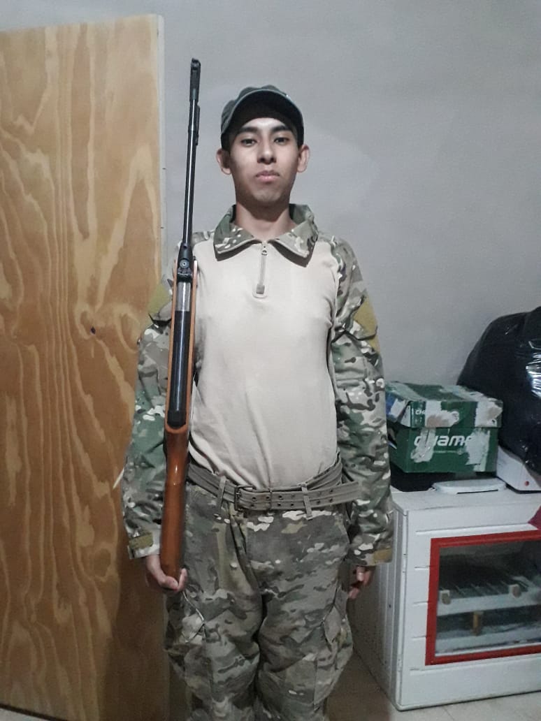 AgustinMaza14's tweet photo. Mi mamá: Donde se metió este boludo 

Yo yendo a recuperar las Malvinas: https://t.co/3PBCviUz05