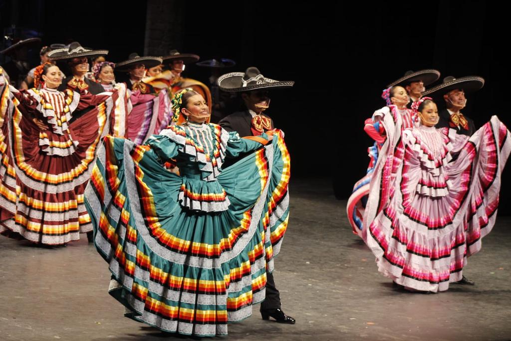 CANACINTRA_Leon's tweet photo. ⚙ Ayer cerramos con broche de oro el primer día de actividades de la #CNI2022⚙ con una noche cultural vestida de historia, tradiciones, color y música con el Ballet Folklórico de la Universidad de Guanajuato en el Teatro del Bicentenario Roberto Plasencia Saldaña. https://t.co/6rzBkPRUYe