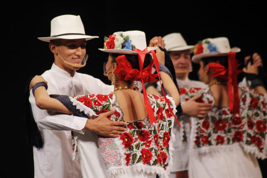 CANACINTRA_Leon's tweet photo. ⚙ Ayer cerramos con broche de oro el primer día de actividades de la #CNI2022⚙ con una noche cultural vestida de historia, tradiciones, color y música con el Ballet Folklórico de la Universidad de Guanajuato en el Teatro del Bicentenario Roberto Plasencia Saldaña. https://t.co/6rzBkPRUYe