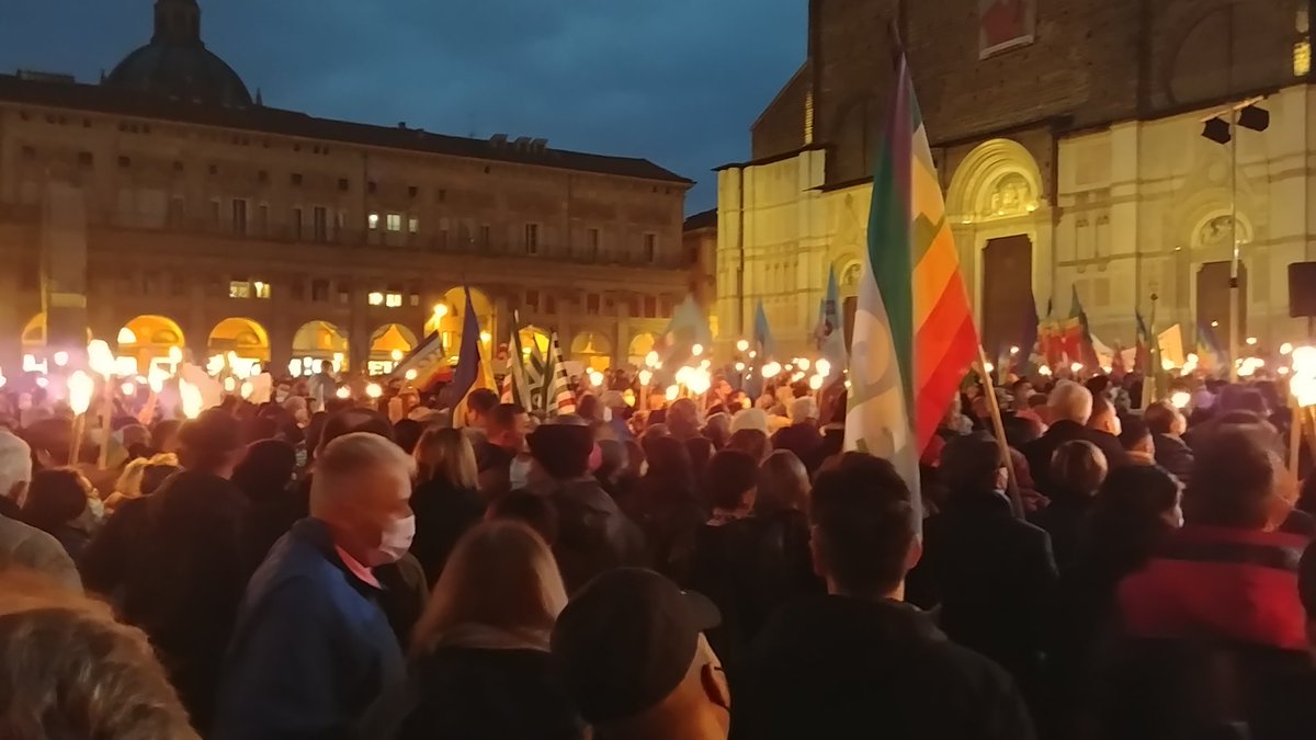 CesareMinghini's tweet photo. Bologna contro la guerra x la pace https://t.co/UJWQ0cwCSo