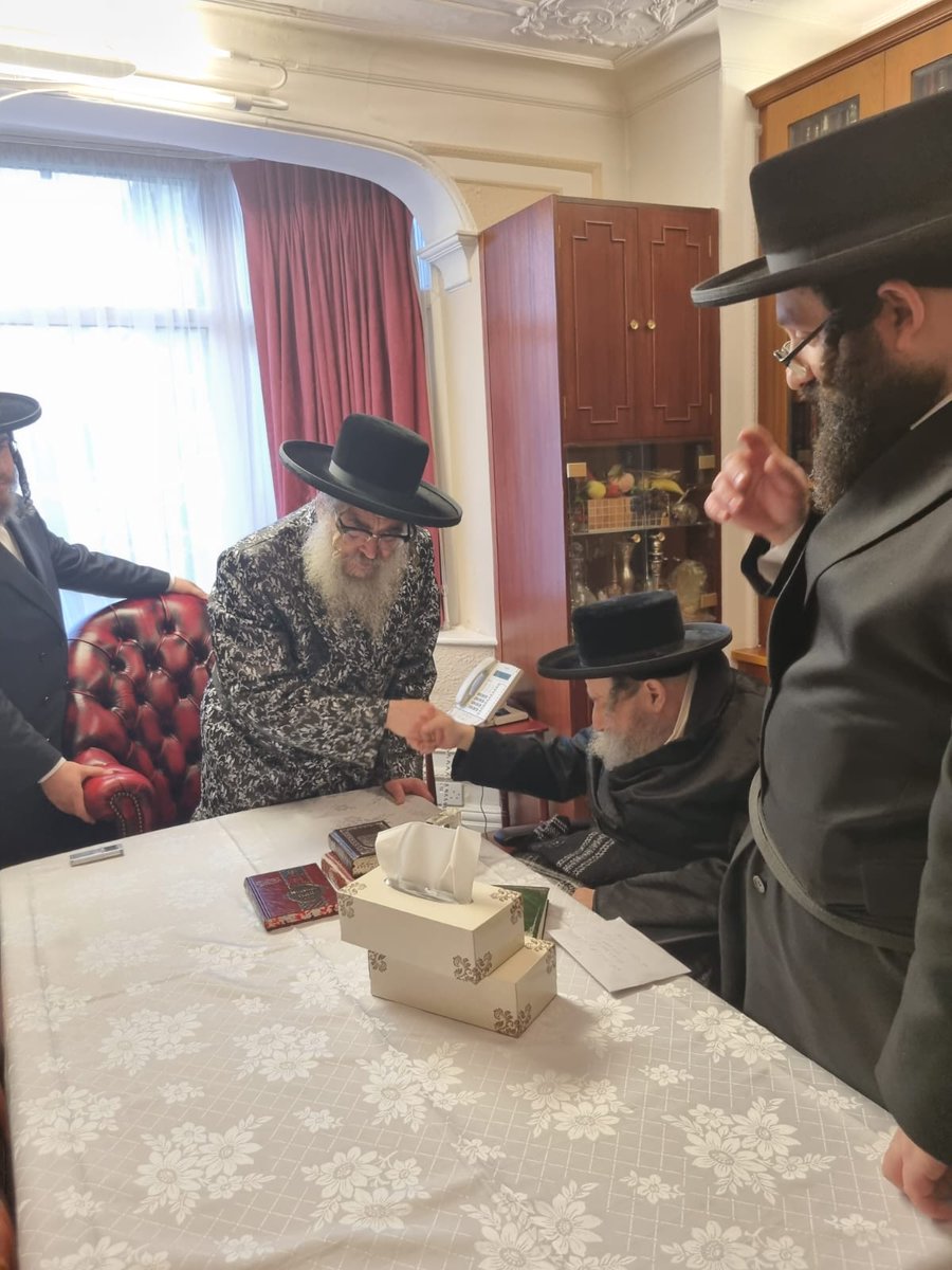 SatmarMCR's tweet photo. ביקור הגה"צ ר' שמואל בנימין קרוס שליט"א https://t.co/EtzZCbboqz