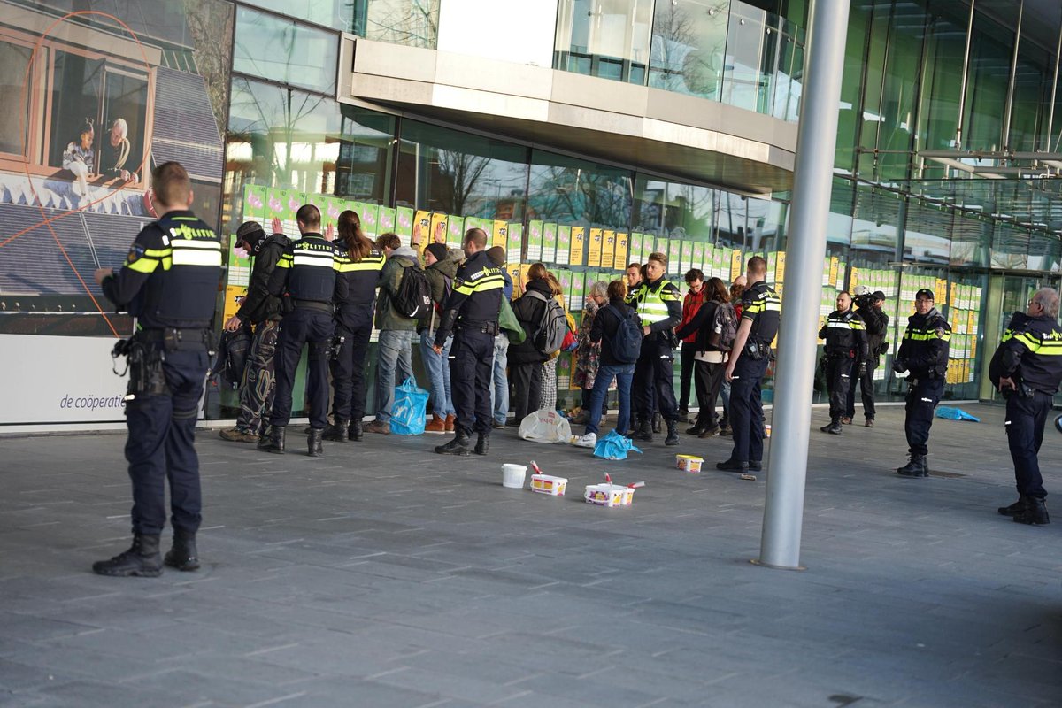 NLRebellion's tweet photo. Tientallen rebellen zijn zojuist gearresteerd bij het hoofdkantoor vd @Rabobank in Utrecht voor het plakken van 500 posters met de noodkreet: "Rabobank, stop met het financieren van de klimaatcrisis!"
#decrisisisnu https://t.co/dr0FXXlAYJ