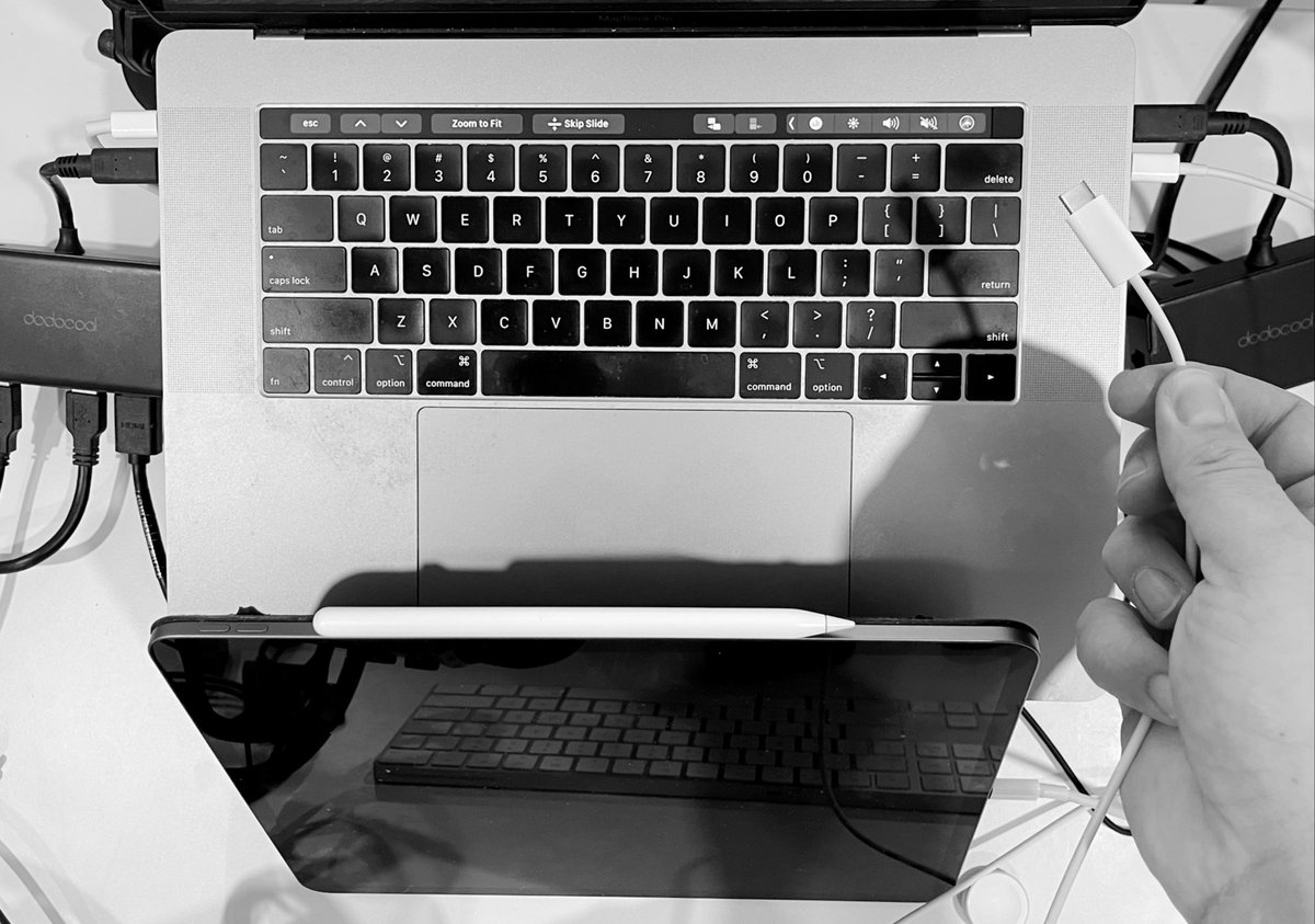 CSProfKGD's tweet photo. Who thought this idea of only 4 ports was good idea on a โproโ model ๐ก #DongleHell
Canโt wait to get a new Mac, any month now ๐ https://t.co/tIXvQXmkUw
