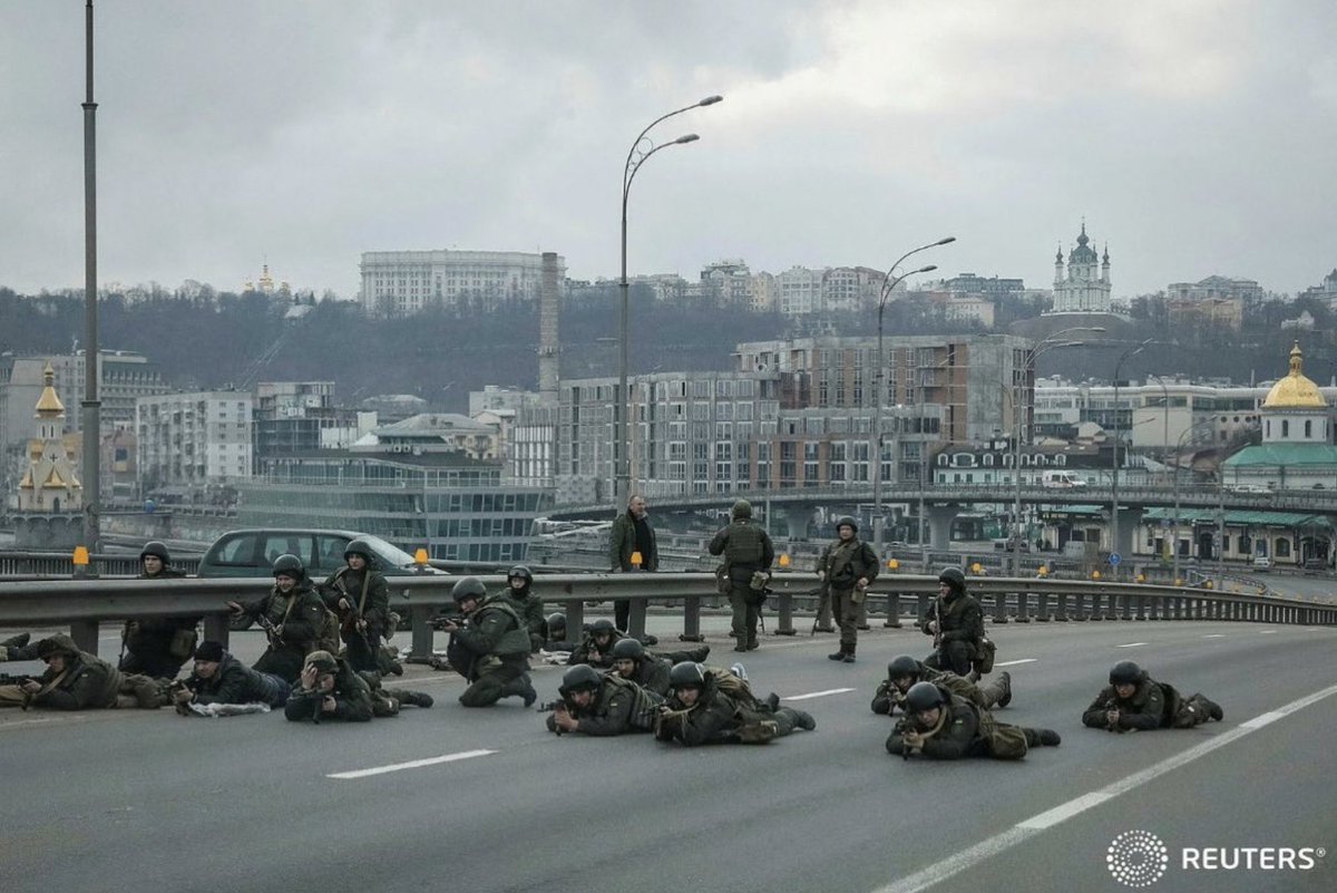 isonmayu's tweet photo. MILITARES UCRANIANOS DEFENDIENDO LA CAPITAL MIENTRAS PUTIN SIGUE BOMBARDEANDO TODA UCRANIA.
#Ucrania. #Ukraine #StopPutin #StopWar #StopRussianAggression https://t.co/yQ75AVUPUy