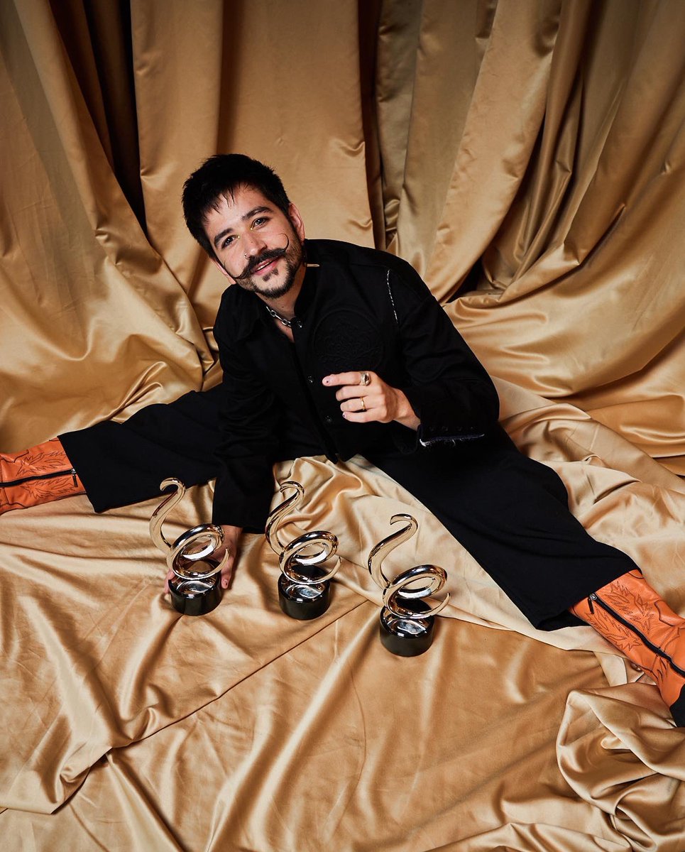 CamiloMusica's tweet photo. Soy yo quien sube a recibirlos pero estos 3 premios son de La Tribuuu ⛺️🔥
#PremiosLoNuestro #Univision https://t.co/LRlTkUg1la