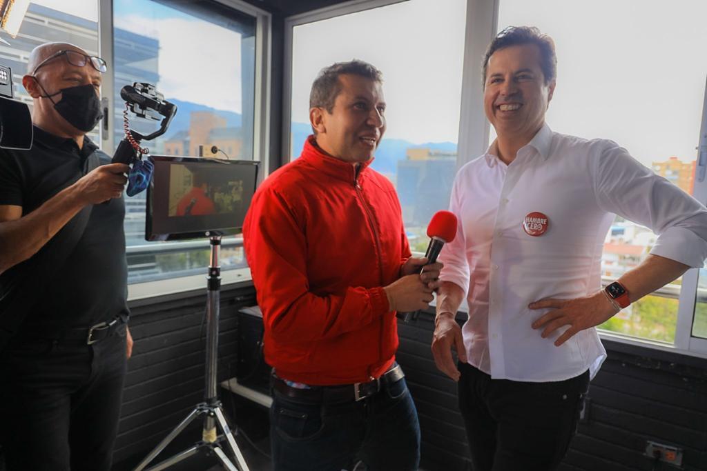 juanmanuelgalan's tweet photo. Acompañamos a nuestro candidato a la Cámara @Nryes15 a su sede de campaña, donde creó un laboratorio de innovación política para atraer las mejores ideas de los bogotanos. #Seguridad #Educación #Movilidad #emprendimiento

Adelante, Nelson. ¡Siempre adelante!
#UnRumboDeVerdad https://t.co/6D0trhFNp1