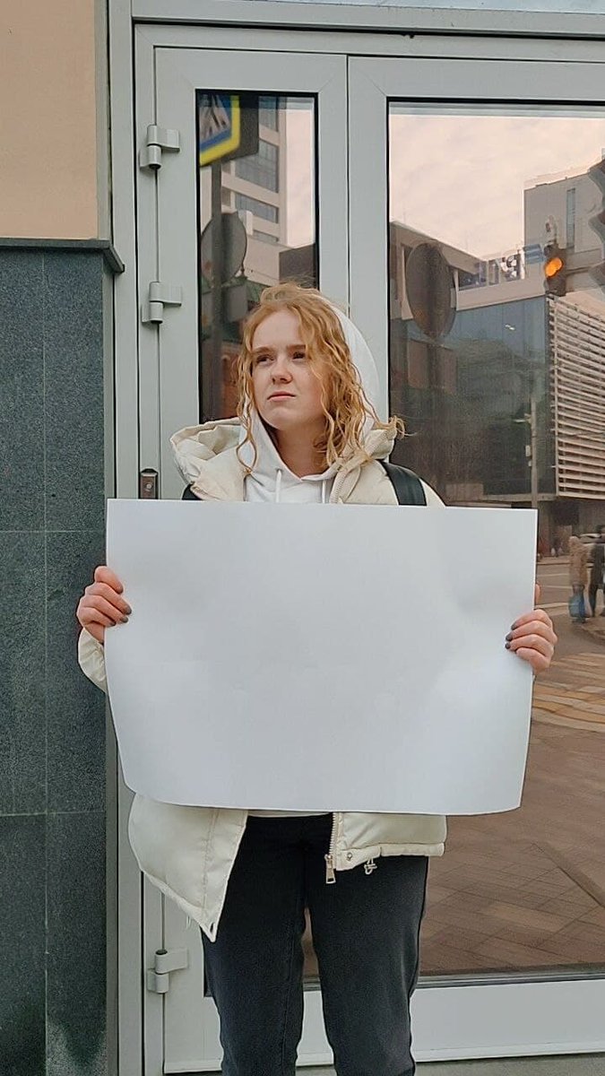 OvdInfo's tweet image. Суд в Ростове-на-Дону арестовал активистку Анастасию Николаеву на восемь суток. В суде ее интересы защищал адвокат Сергей Ковалевич, сотрудничающий с ОВД-Инфо.

Николаеву признали виновной по статье о неповиновении полицейскому из-за одиночного пикета с пустым листом.