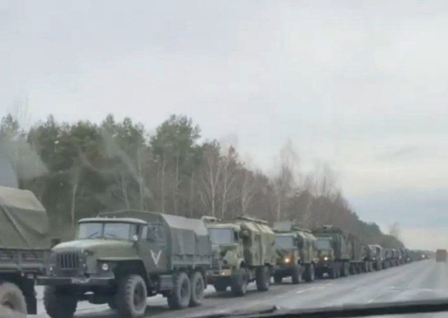 Hajun_BY's tweet photo. It is reported that at around 18:00 (Minsk time) near Ivanava (Brest region, Belarus), a convoy of Russian military equipment (“V” mark) was moving towards Ukraine. There were about 40 units of equipment in the convoy, “no armored vehicles and tanks were seen.” https://t.co/S46sG2jiFD