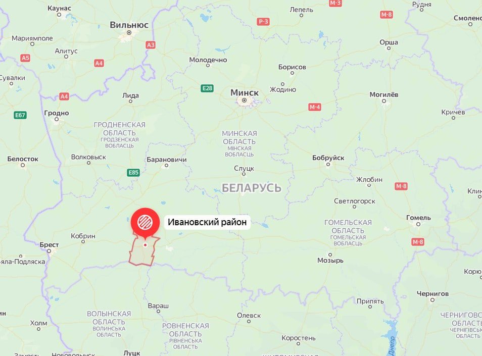 Hajun_BY's tweet photo. It is reported that at around 18:00 (Minsk time) near Ivanava (Brest region, Belarus), a convoy of Russian military equipment (“V” mark) was moving towards Ukraine. There were about 40 units of equipment in the convoy, “no armored vehicles and tanks were seen.” https://t.co/S46sG2jiFD