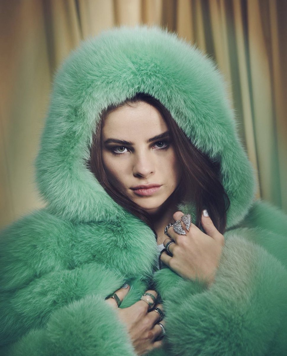 De acordo com Sérgio Martins, um dos maiores jornalistas da área musical brasileira, Giulia Be tem gás para alçar altos voos no mercado latino e a considera promissora no cenário internacional.