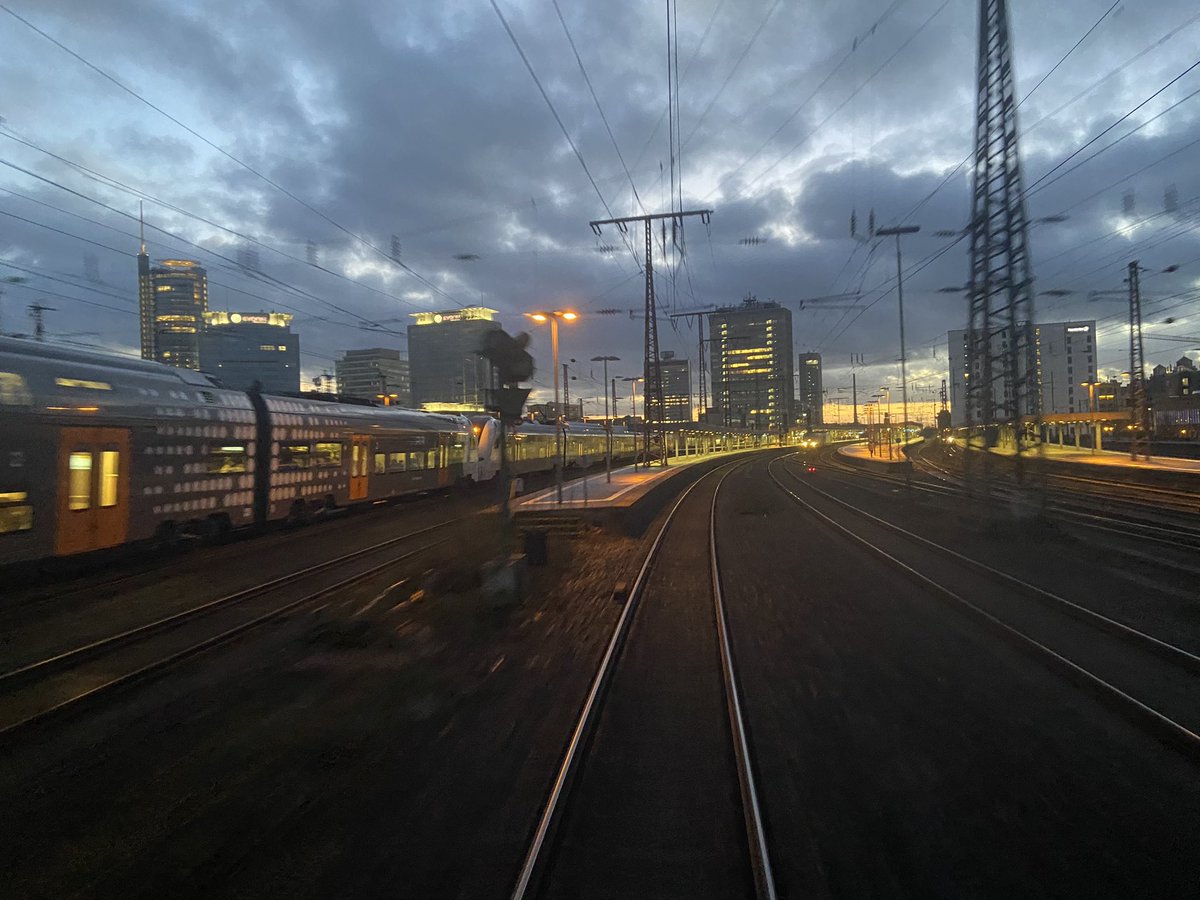 BeleLegrand's tweet image. Abfahrt ins Wochenende. Der alte Ersatzzug ermöglicht immerhin neue Bahnperspektiven auf Essen. #pendlerleben #essen