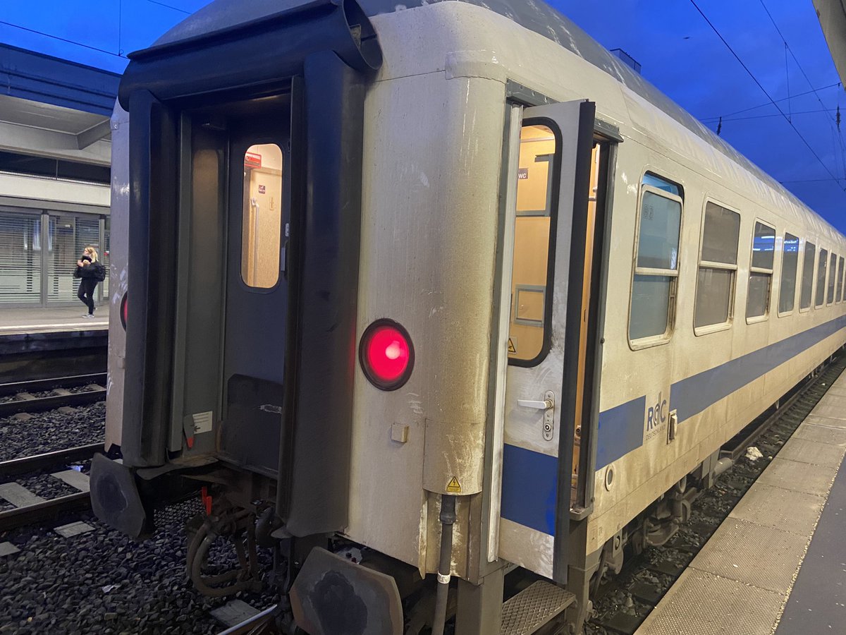 BeleLegrand's tweet image. Abfahrt ins Wochenende. Der alte Ersatzzug ermöglicht immerhin neue Bahnperspektiven auf Essen. #pendlerleben #essen