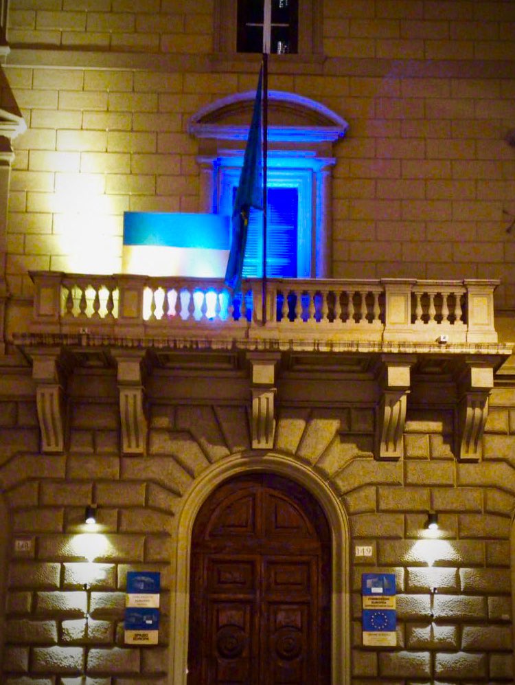 ⚪️ “Non lasceremo sola l’Ucraina” <a href="/EP_President/">Roberta Metsola</a> Roberta Metsola. 

Il Parlamento europeo nelle sue sedi è illuminato dei colori della bandiera dell’Ucraina 🇺🇦.

📸 in foto il Parlamento europeo a Bruxelles e la sede di Roma 🇮🇹🇪🇺

#ucrainalibera 
#StandWithUkraine 🇪🇺🇺🇦