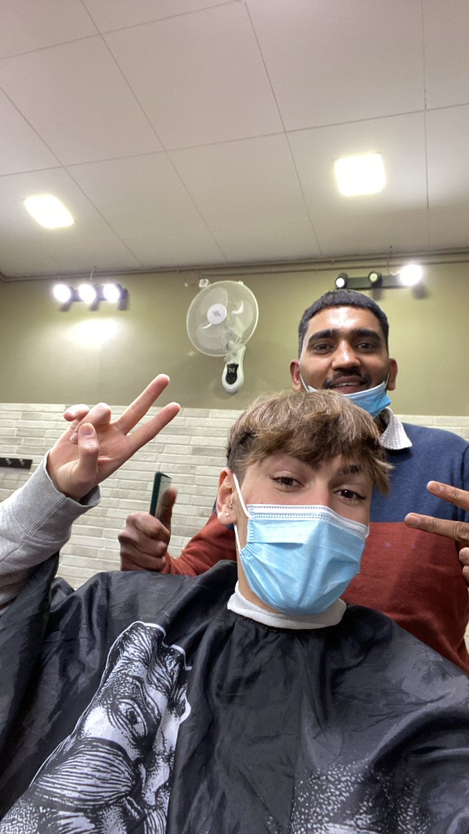 araanich's tweet photo. ESTAMOS YA, me va a cortar el pelo!! ❤️❤️ https://t.co/LtQZbRbD59