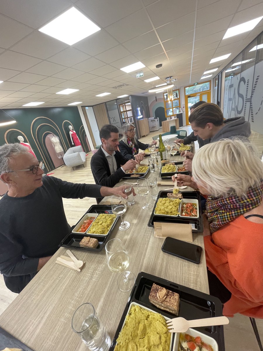 FASK_fashion's tweet image. #aboutcettesemaine

Les membres fondateurs de notre collectif étaient présents pour échanger sur nos projets lors d'un déjeuner 🍽

Ils ont aussi pu prendre le café avec la gouvernance de notre fille, FASK ACADEMY ☕️

#FASK
#FASHION #SKILLS
#Poesie #Industrie