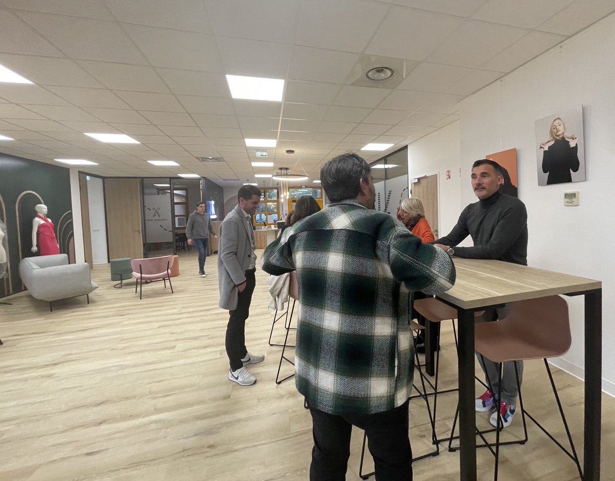 FASK_fashion's tweet image. #aboutcettesemaine

Les membres fondateurs de notre collectif étaient présents pour échanger sur nos projets lors d'un déjeuner 🍽

Ils ont aussi pu prendre le café avec la gouvernance de notre fille, FASK ACADEMY ☕️

#FASK
#FASHION #SKILLS
#Poesie #Industrie