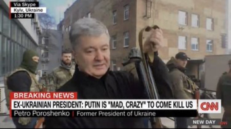 Biri bölge siyasetinden bihaber yorumcuların komedyen diye aşağılamaya çalıştığı Başkan #Zelenski, diğeri milyarder eski başkan #Poroşenko. İkisi de sahada Rus işgaline karşı direniyor. Sonu ne olur bilinmez ama #Ukrayna’nın bu onurlu duruşunu tarih unutmaz
#UkraineUnderAttack