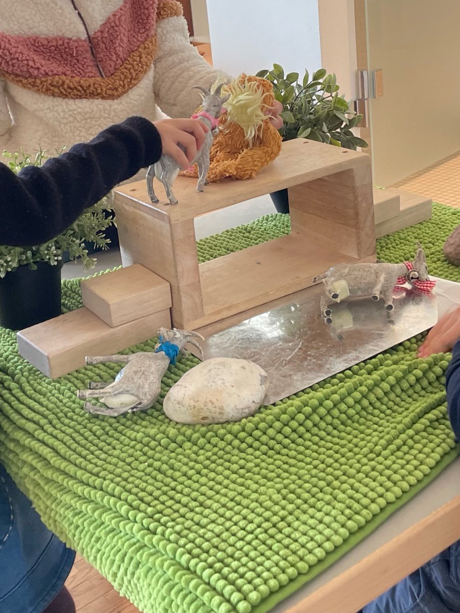 CisPreK's tweet photo. Pre-k A @CISDK retelling the story of the Three Billy Goats. As the children retell the story, engage with the props and play, the story changes, once the troll is gone the goats build a house filled with treasures #literacythroughplay #ibearlylearner https://t.co/uT0MKWcFXw