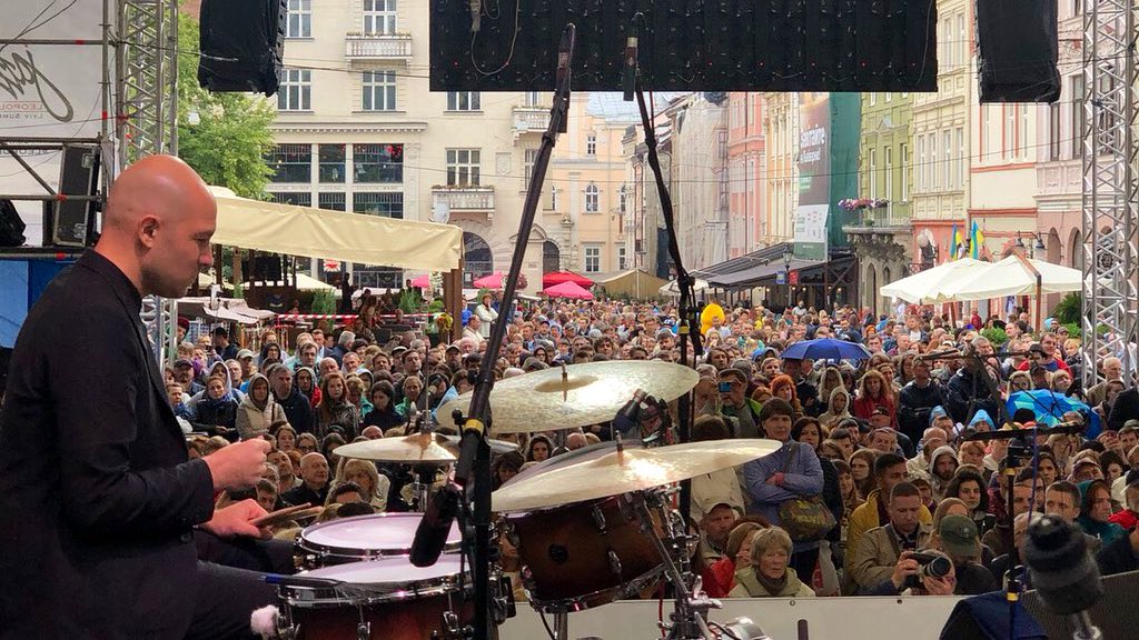 Thinking about that great concert I played in Lviv — Rynok Square at @leopolisjazz 

My heart goes out to all the courageous people of Ukraine 🇺🇦
