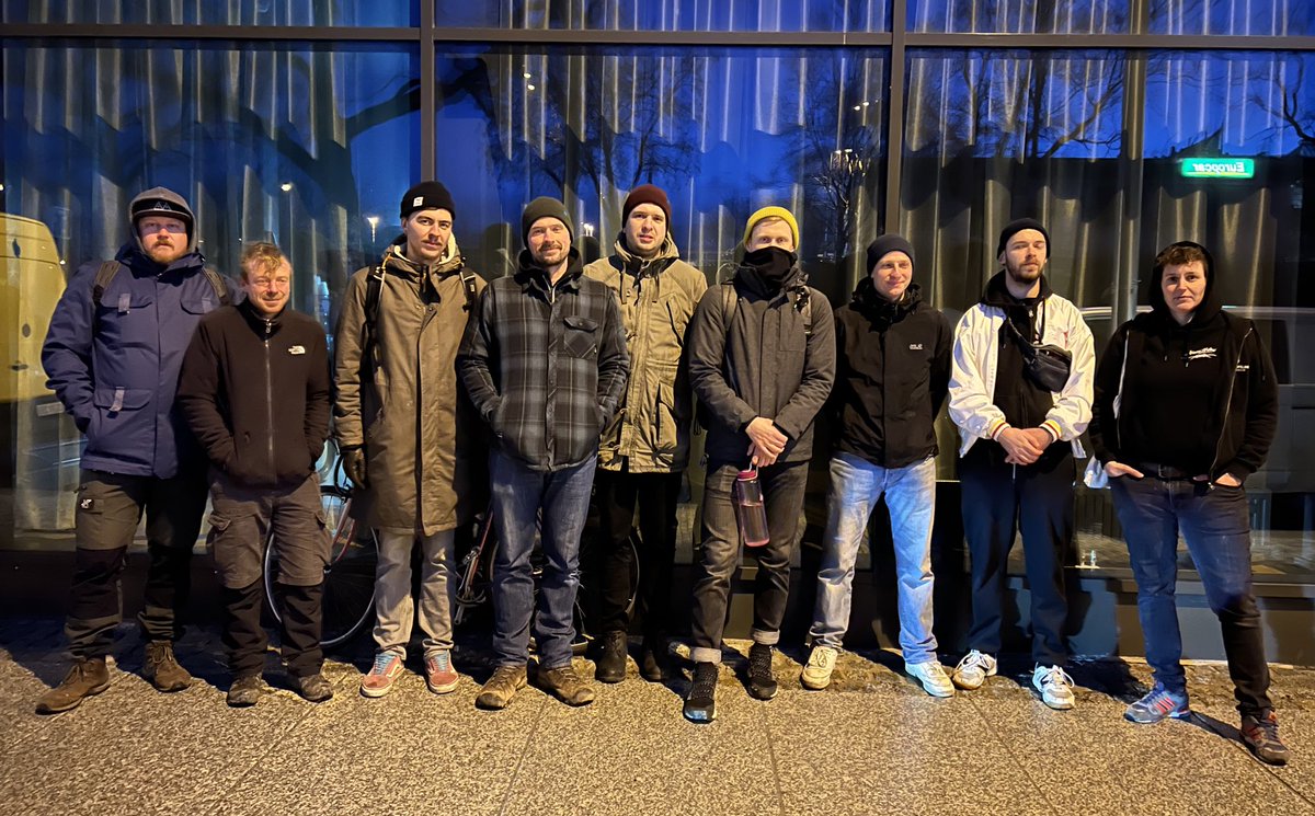 SEENOTRETTUNG's tweet photo. Der erste Konvoi ist unterwegs. Diese Fahrer:innen haben nach unserem Aufruf keine Sekunde gezögert und sofort ihre Bereitschaft signalisiert, konkret zu helfen. Wir sind unglaublich dankbar für alle alten und neuen Lifeliner im Team #UkraineKonvoi
https://t.co/lVqy92BsuH https://t.co/fZZqePCni0
