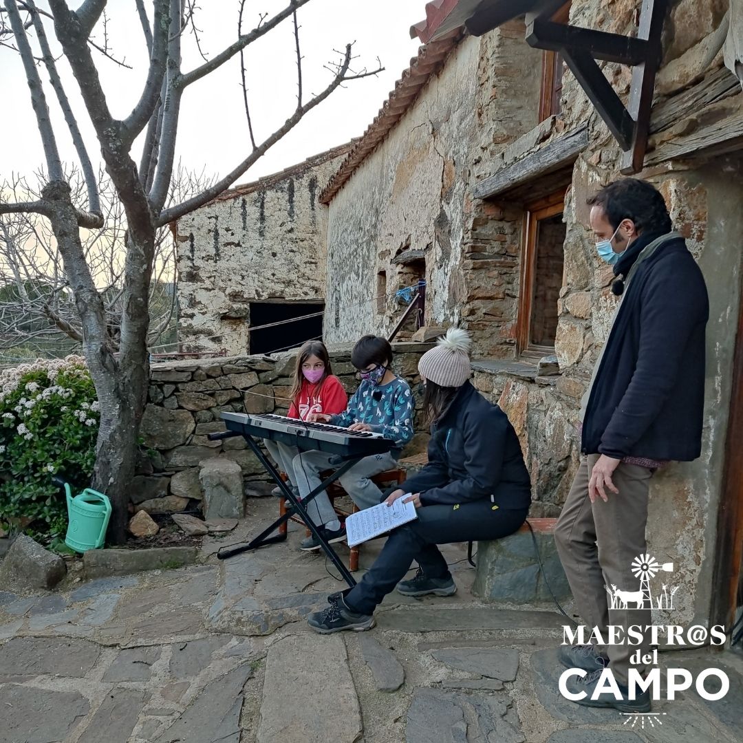 maestroscampo's tweet photo. Aquí tenéis contenido exclusivo #detrasdecamaras

Recuerda que puedes disfrutar de todo nuestro contenido en el siguiente enlace:
https://t.co/kPdSI0bVus

#campoextremeño #ganaderia #agricultura #maestrasdelcampo https://t.co/L7qviHotzz