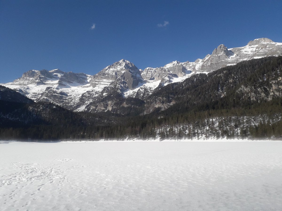Sunny under ice #turbulence microstructure fieldwork day at #LakeTovel 

Solid black ice covered by fresh snow and a water layer, and a beautiful view of #Brenta

#winterlimnology
#LakesFromAroundTheWorld
@RSI_Turbulence