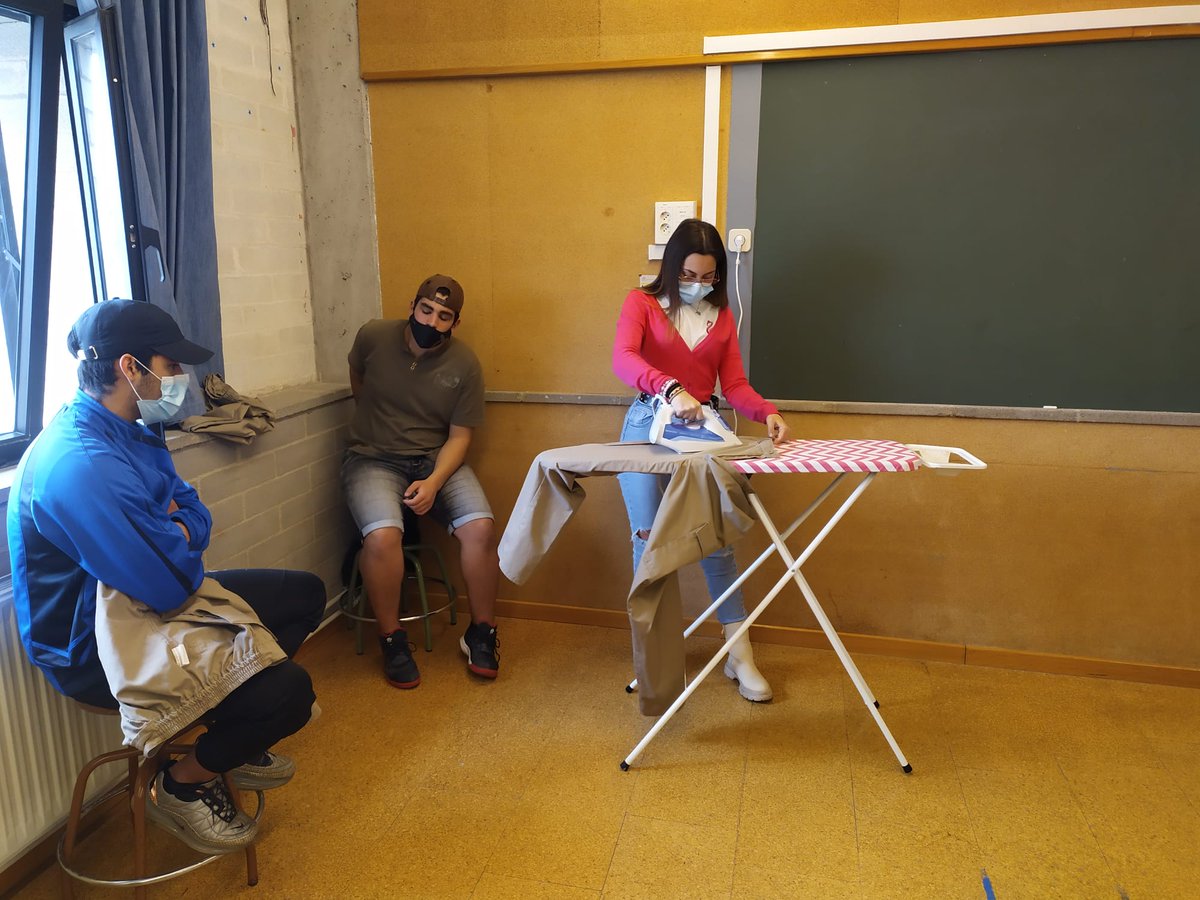 InsGabriela's tweet photo. Avui l'alumnat de 2n de l'IFE al mòdul de M3, viure en entorns propers, ha planxat els pantalons de l'EPI i ho han fet molt bé!!
#somgabriela #IFE #modulM3 #planxa #entornspropers https://t.co/D1uvtiRhV7