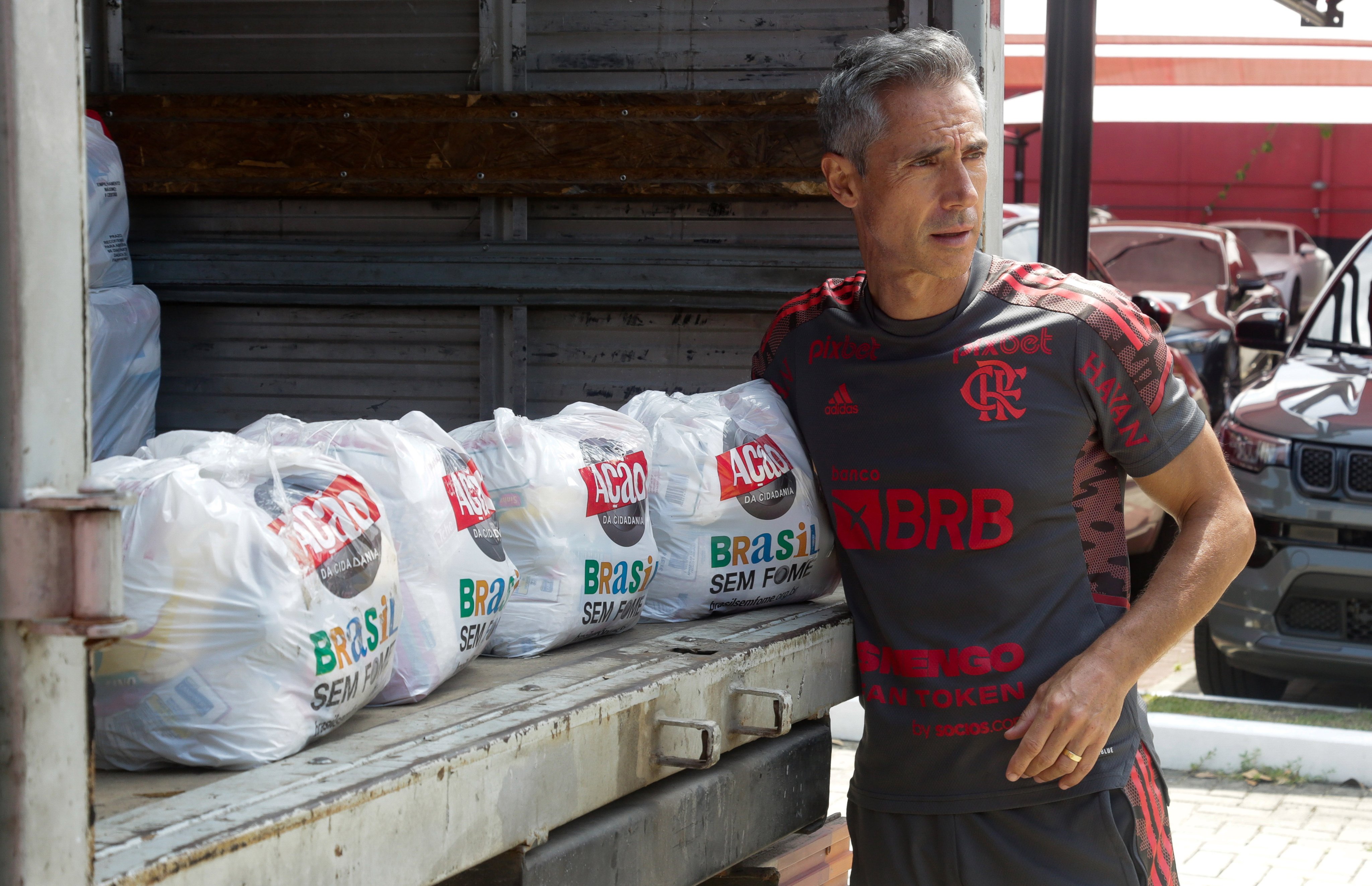 Solidariedade: jogadores e funcionários do Fla doam 300 cestas básicas aos desabrigados em Petrópolis