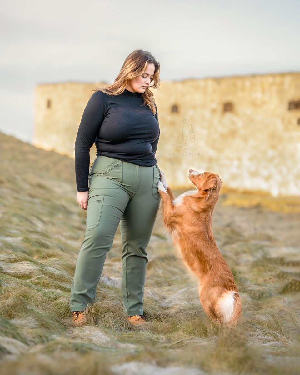 I thought this would be a great opportunity to introduce us little! My name is Emelie and I’m a 23yo doglover. The girl beside me is Nikki, a 2yo toller. Together we make <a href="/tollernikki/">Nikki & Emelie</a> ❤️ Tell us a bit about you! #twitterdogcommunity #dogsoftwitter