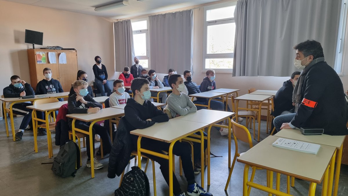 Prefet18's tweet photo. #SécuritéRoutière | Action de sensibilisation au collège St Exupéry de #Bourges à l'initiative de 2 élèves
✅Sensibilisation aux risques liés à la consommation de produits psychotropes (alcool, drogues...) et à la conduite des deux-roues en toute sécurité. https://t.co/Kle9jckwL0