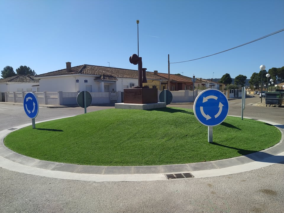 EscatronTurismo's tweet photo. La hemos conocido como la Plaza de Teléfonos, por estar allí la centralita telefónica. Hoy luce así de magnífica, con una espléndida escultura homenaje a lo que se conocía como como teléfono de vela o candelabro. Pasear por la parte del poblado de Escatrón tiene premios como éste https://t.co/rmy4sQ0oiD