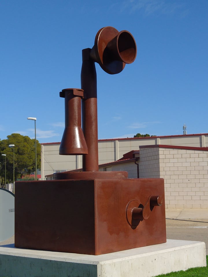 EscatronTurismo's tweet photo. La hemos conocido como la Plaza de Teléfonos, por estar allí la centralita telefónica. Hoy luce así de magnífica, con una espléndida escultura homenaje a lo que se conocía como como teléfono de vela o candelabro. Pasear por la parte del poblado de Escatrón tiene premios como éste https://t.co/rmy4sQ0oiD