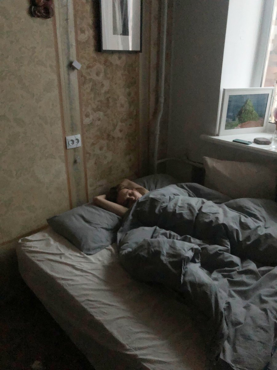 Das ist Agata. In ihrem Bett, kurz nach 05 Uhr 30 morgens - diesen Donnerstag in Kiew. Agata weiss in diesem Moment noch nicht, was ihr Ehemann Lesha bereits weiss.

Bilder aus einem Land im Krieg. Von Fotograf Lesha. Ab morgen auf republik.ch. Wann immer es geht.