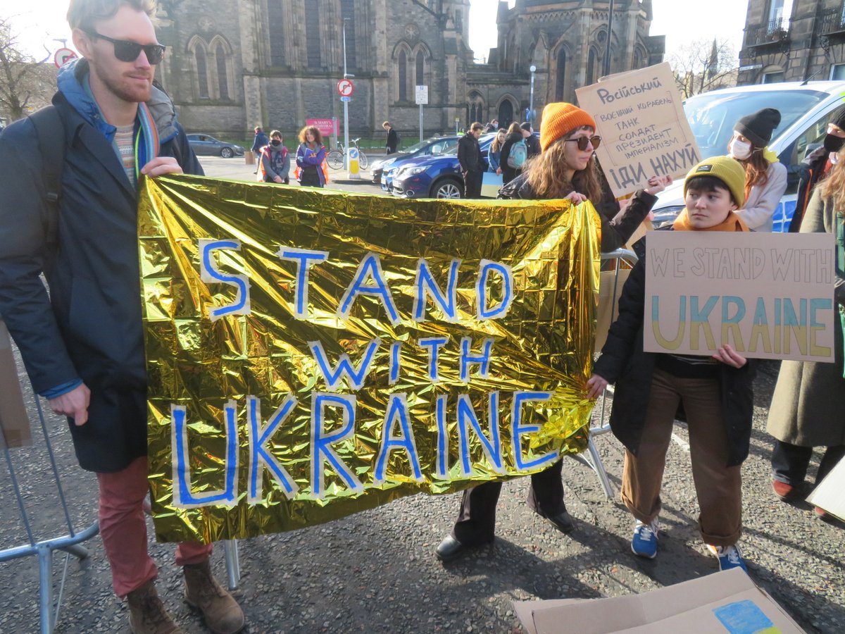 Pro-#Ukrainian activists mobilized today outside the #Russian consulate in #Edinburgh.

#UkraineRussia #Ukraine #UkraineInvasion #UkraineUnderAttack