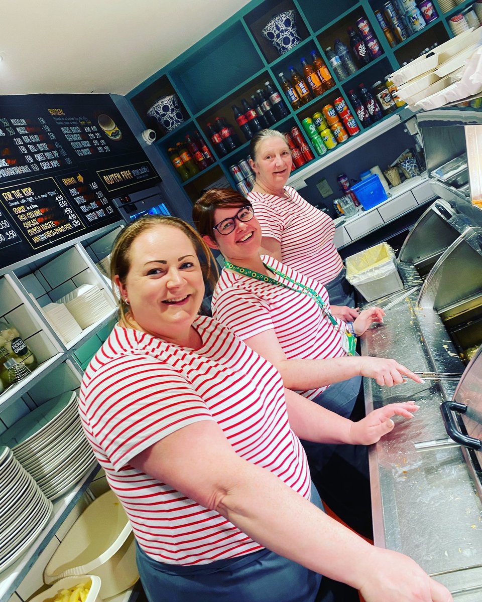 Giacopazzis's tweet photo. Friday Night’s Frontline Fryers ⭐️🥇#fierce #fabulous #firstclass #fun #fastidious #fast #formidable #friendly #family #friday #fryday #giacopazzisofeyemouth https://t.co/nuK6qqNxWh