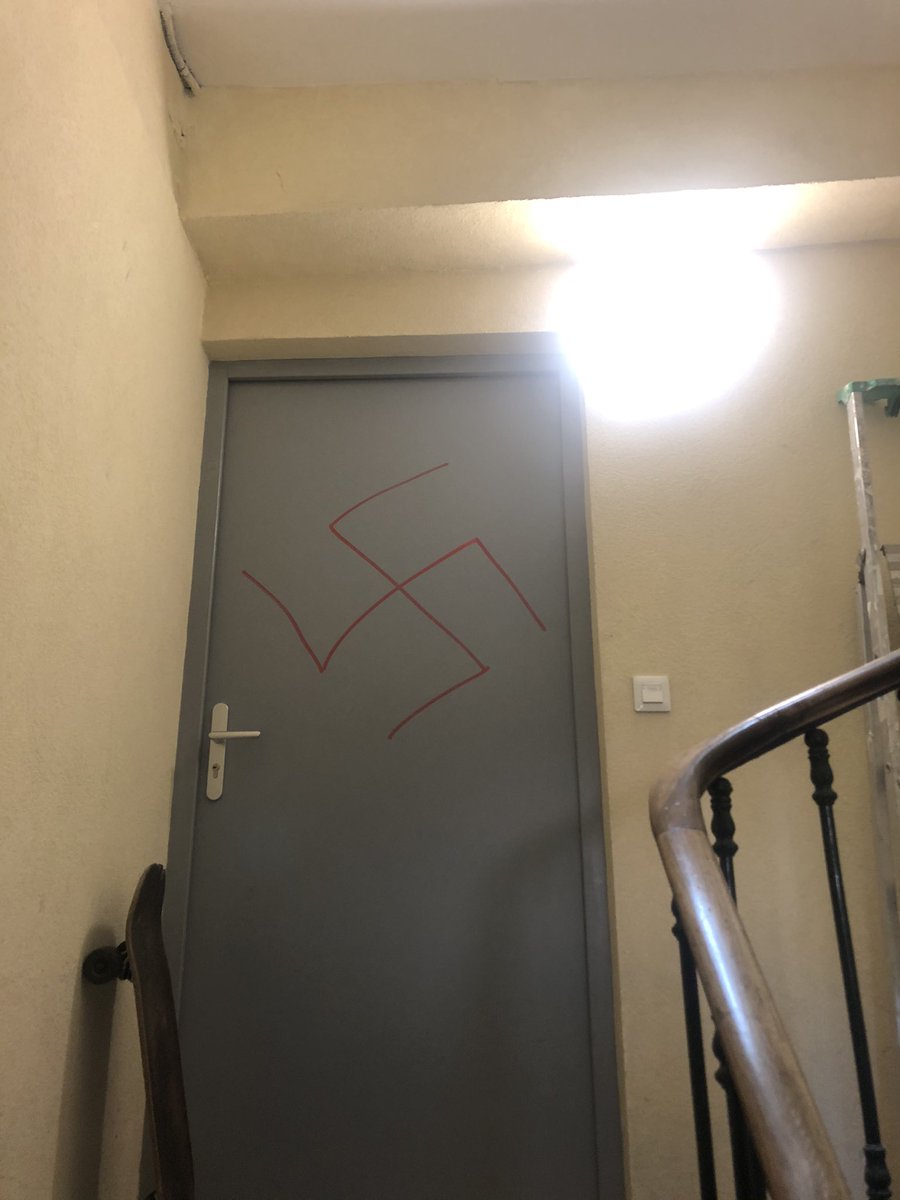 PabloBejar4's tweet photo. En début de semaine, j'ai retrouvé la porte de mon domicile tagguée d'une croix gammée.
J'ai décidé de porter plainte pour dégradation et menace.
Les violences de l'extrême-droite se multiplient partout en France, les pouvoirs publics doivent agir ! https://t.co/viC9PCnKYt