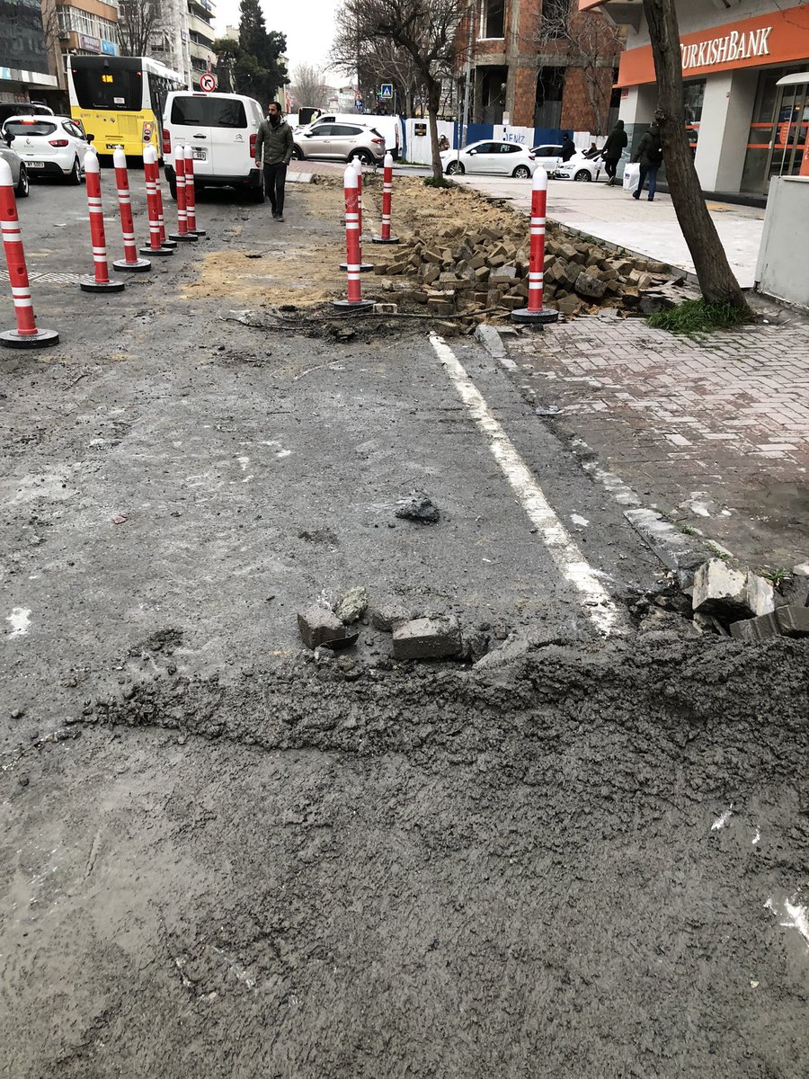 Sök yap bu olmadı tekrar yap bu yamuk oldu yine yap diye mahvettiniz #bakırköyü Evimize gidemez olduk incirli cad. dev gibi kaldırımlarla döşeyip trafiği alt üst yaptınız.Bitmediniz tükenmediniz müthiş belediyeciliğinizide alıp bir gidin artık <a href="/bkrbld/">Bakırköy Belediyesi</a> @ibbBeyazmasa <a href="/istanbulbld/">İstanbul Büyükşehir Belediyesi</a>