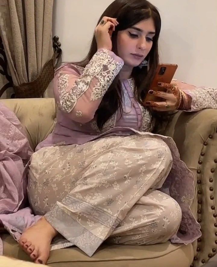 dark_desires_69's tweet photo. @Muskan4885 @anamkhalid01 @DrFizakhan8 @SaimaRa06713933 @Badkaar_ @anamkhalid01 @BhaiKiRandi @familyincest934 ab jab bahen apne mote kullhon ko aise nikal kar gaand ka shape dikhayengi to bhai Phir apne lund ko iski choot me daal kar ek din faad dega https://t.co/n5BwEduzj8