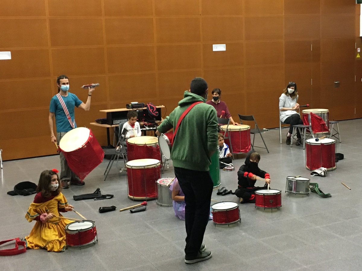 ccalbareda's tweet photo. Aquesta tarda hem gaudit del carnestoltes a ritme de samba💫 

Amb tambors, timbals i panderetes petits i grans han creat ritmes i música carnavalesca acompanyats de l'Assocació Cultural Unidos Barcelona.

#carnavalbcn #samba #infancia #musica #carnaval2022 #ccalbareda https://t.co/EONqxlmTDk