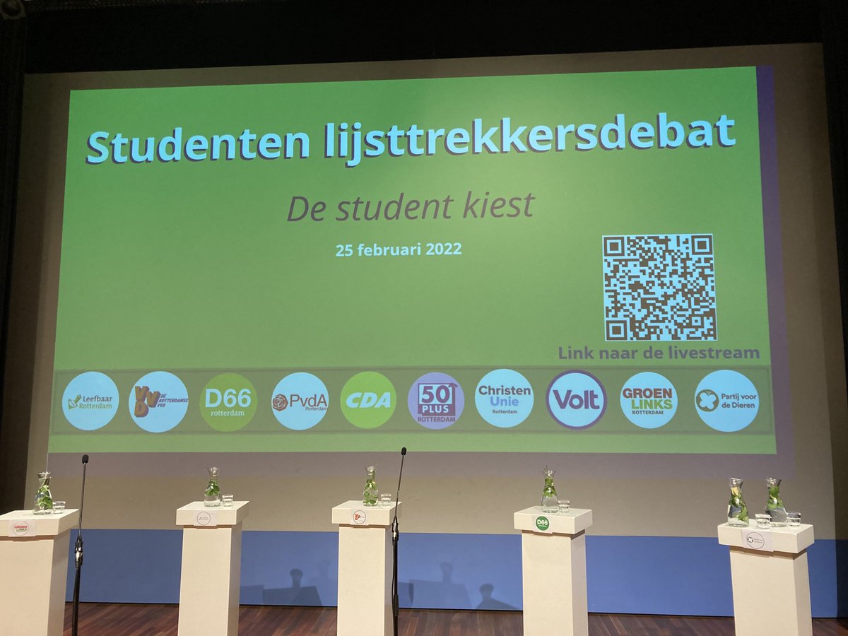 Nu nog leeg, maar zodadelijk gaan we in debat. Via livestream te volgen via deze QR code