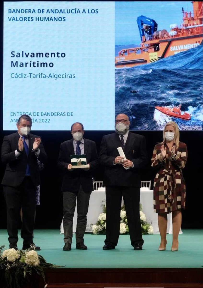 salvamentogob's tweet image. Hoy se ha entregado en El Puerto de Santa María el galardón Bandera de Andalucía provincia de Cádiz 2022 a Salvamento Marítimo. El reconocimiento es el correspondiente a la categoría de "Valores humanos". Lo recogieron Adolfo Serrano (CCS Tarifa) y Francisco Modet (CCS Cádiz)