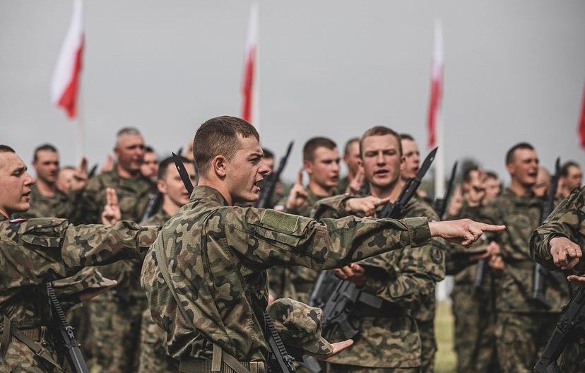 visegrad24's tweet photo. BREAKING: 

NATO has activated its NATO Response Force, marking the first time in history that the alliance will use it in a deterrence and defence role.

Up to 40.000 troops could arrive in Central Eastern Europe in a few days. 

8000 of them would be US soldiers. https://t.co/34z3EqyOsu