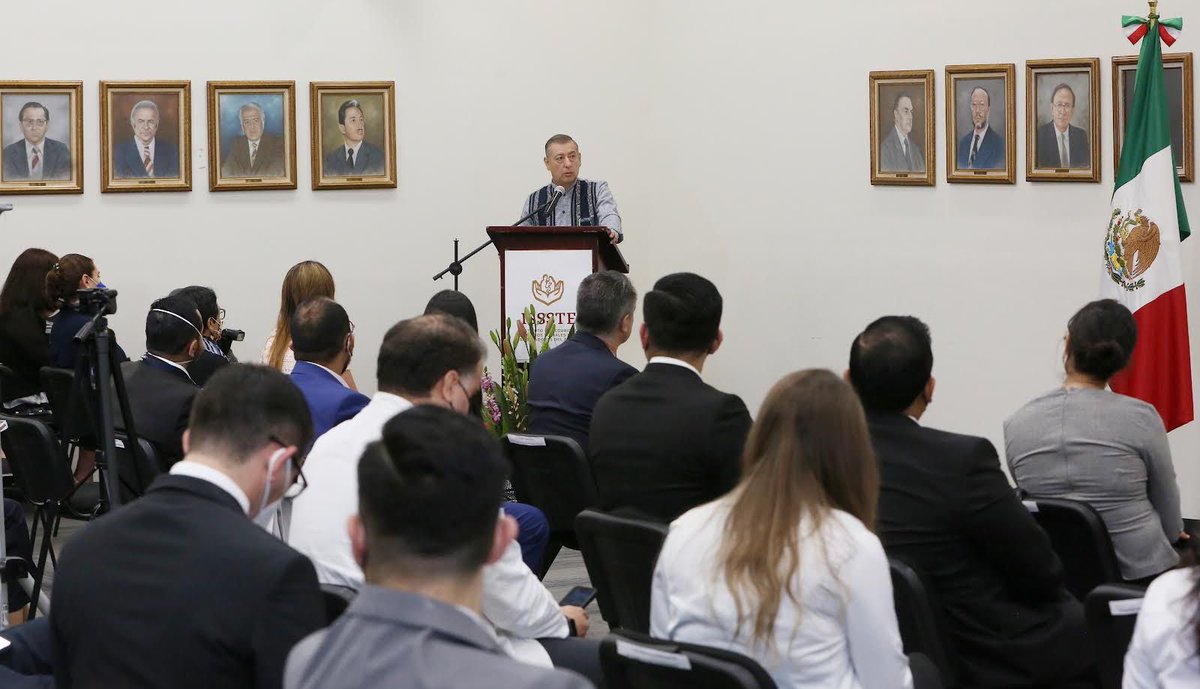 drpedrozenteno's tweet photo. Me dio mucho gusto asistir a la Clausura e Inauguración de Cursos de Especialización y Posgrados en Medicina ISSSTE 2022. Felicito a todos los médicos que hoy terminan su residencia, agradezco su labor frente a la emergencia sanitaria. https://t.co/kwglgzdkuT