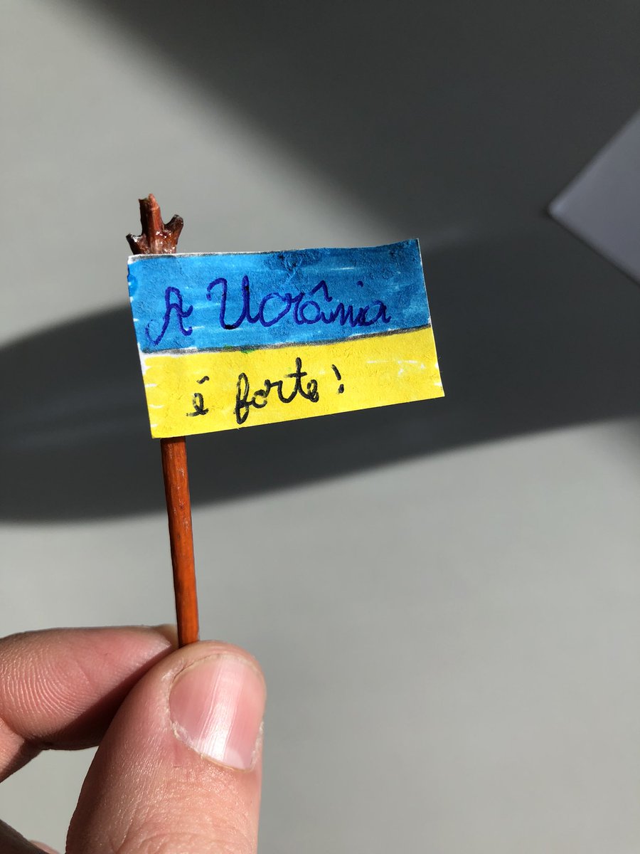 Hoje dei aula a um menino ucraniano. Cheguei a sala e vi isto na secretária dele. Foi oferecido pelos colegas de turma, uns foram à procura de um pau, outro desenhou a bandeira, outro colou-a e outro escreveu “A Ucrânia é forte” 💪🏼🇺🇦