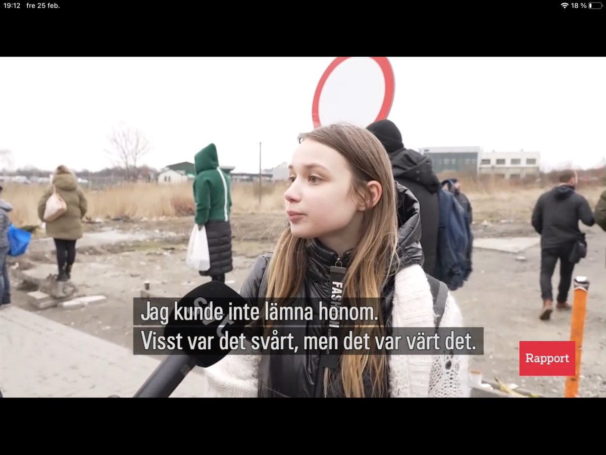 CamillaBjorkbom's tweet photo. Rapport kl. 18. Husdjur får passera polska gränsen till EU utan krav på veterinärpapper. Polen står för rabiesvaccinationerna. En katt tittar fram ur en väska och en tjej berättar om varför det inte var ett alternativ att lämna hunden. https://t.co/Ayc6CPqcFu