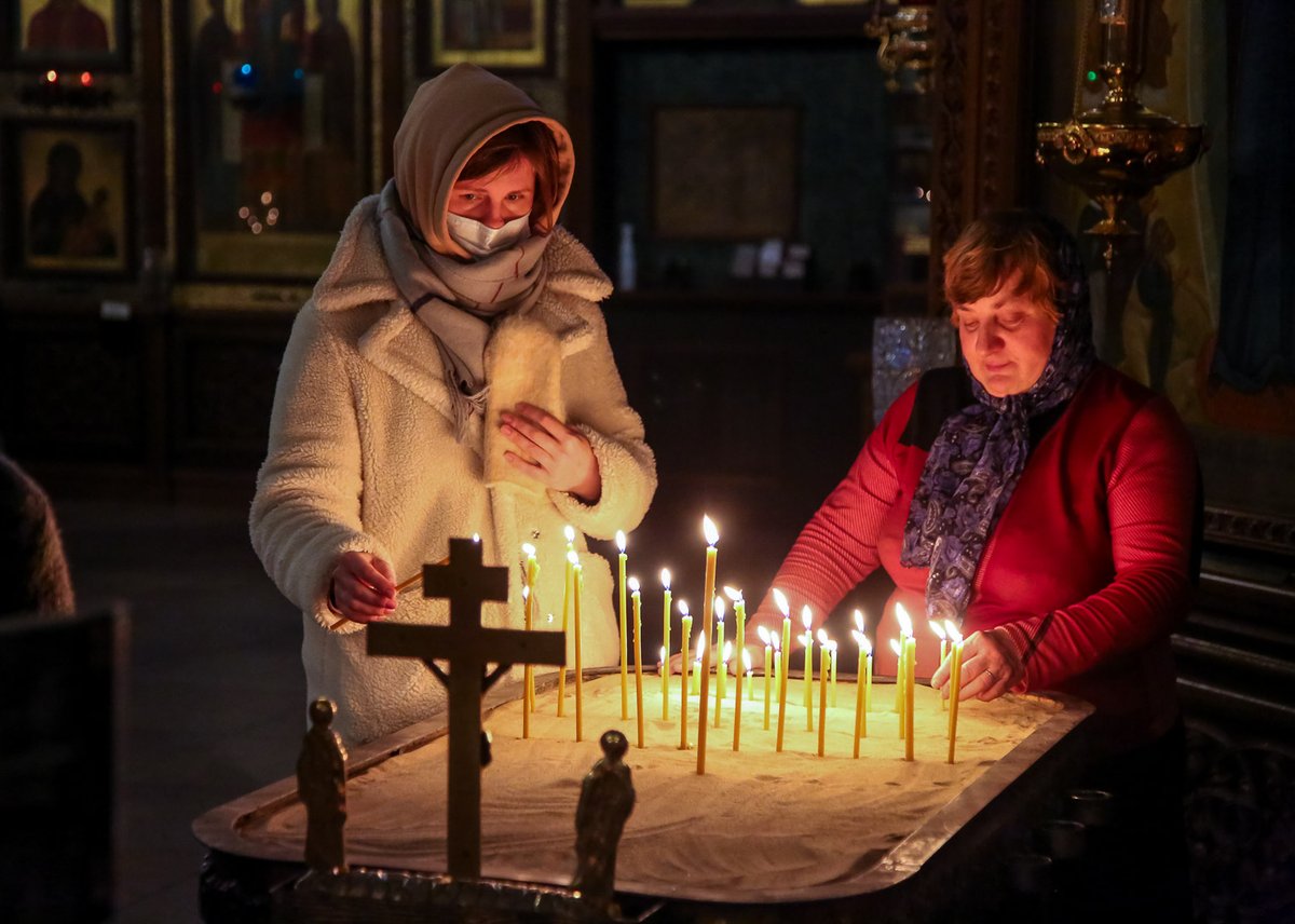 26 февраля – Вселенская родительская (мясопустная) суббота. Церковь совершает сугубое поминовение усопших.