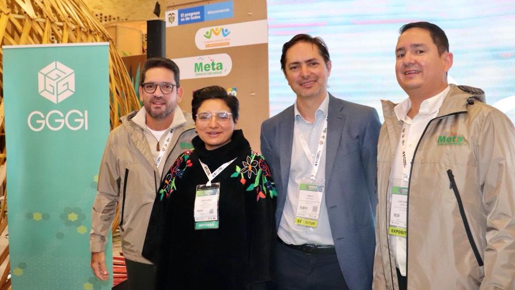 GGGICol's tweet photo. #MetaCreceVerde | Junto con @turismo_meta y el apoyo de @NoruegaenCOL, ¡hacemos entrega oficial a @GobMeta del Plan Estratégico de Turismo de Naturaleza para el Meta 2021- 2032 para su adopción! 
Recibe el gobernador @JuanGZuluaga y entregan nuestro CR @PabloGGGI y @AuraRobayo.🤝 https://t.co/lNgGb3lyoc