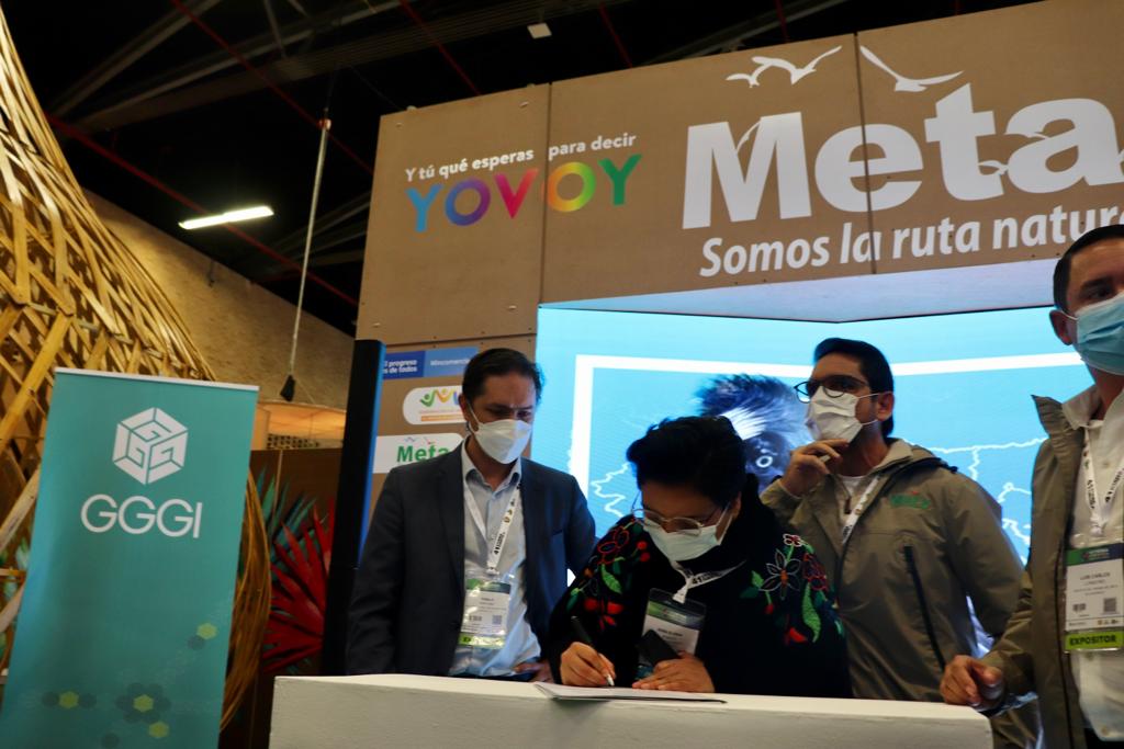 GGGICol's tweet photo. #MetaCreceVerde | Junto con @turismo_meta y el apoyo de @NoruegaenCOL, ¡hacemos entrega oficial a @GobMeta del Plan Estratégico de Turismo de Naturaleza para el Meta 2021- 2032 para su adopción! 
Recibe el gobernador @JuanGZuluaga y entregan nuestro CR @PabloGGGI y @AuraRobayo.🤝 https://t.co/lNgGb3lyoc