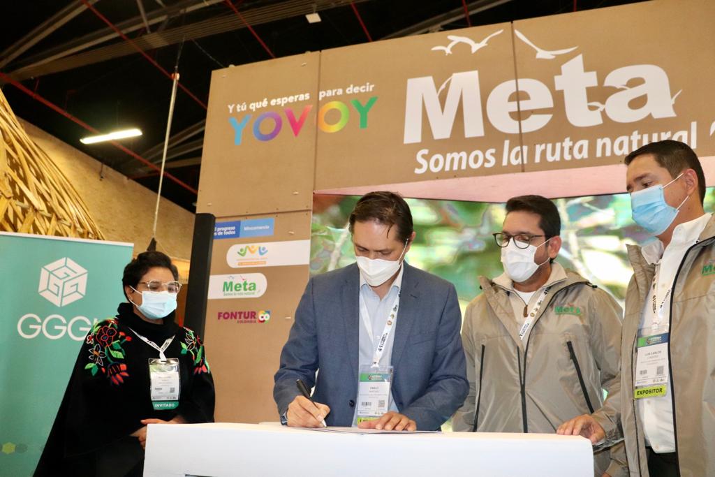 GGGICol's tweet photo. #MetaCreceVerde | Junto con @turismo_meta y el apoyo de @NoruegaenCOL, ¡hacemos entrega oficial a @GobMeta del Plan Estratégico de Turismo de Naturaleza para el Meta 2021- 2032 para su adopción! 
Recibe el gobernador @JuanGZuluaga y entregan nuestro CR @PabloGGGI y @AuraRobayo.🤝 https://t.co/lNgGb3lyoc